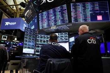 La mayor parte de las acciones argentinas que cotizan en Wall Street caen este jueves (Reuters)