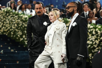 A la izquierda, Haider Ackermann fue uno de los elegidos para acompañar a Madonna durante su paso por la Met Gala en 2025 - crédito REUTERS/Mario Anzuoni