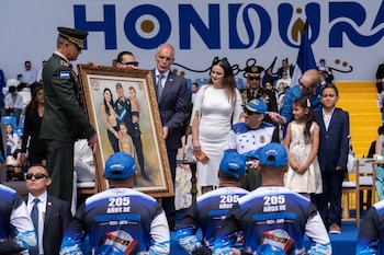 El militar fue reconocido durante las celebraciones por el 205 aniversario de la Independencia de Honduras. El presidente Nasry Asfura participó en el reconocimiento otorgado al militar hondureño. (Foto: Fuerzas Armadas de Honduras)