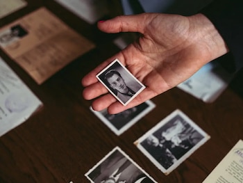 Al reabrirse los archivos del pasado, una familia se enfrenta al oscuro pasado nazi de otra