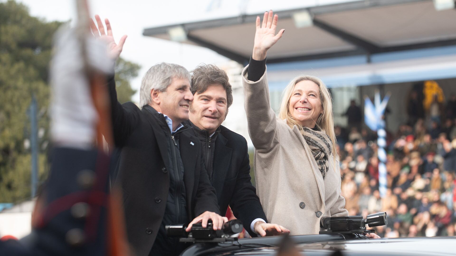 Caputo y los hermanos Milei al llegar a la arena central de La Rural (Jaime Olivos)
