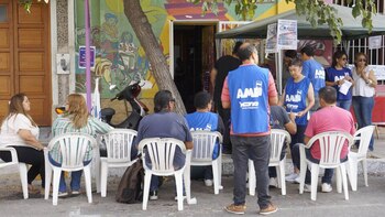 Una carpa montada por el