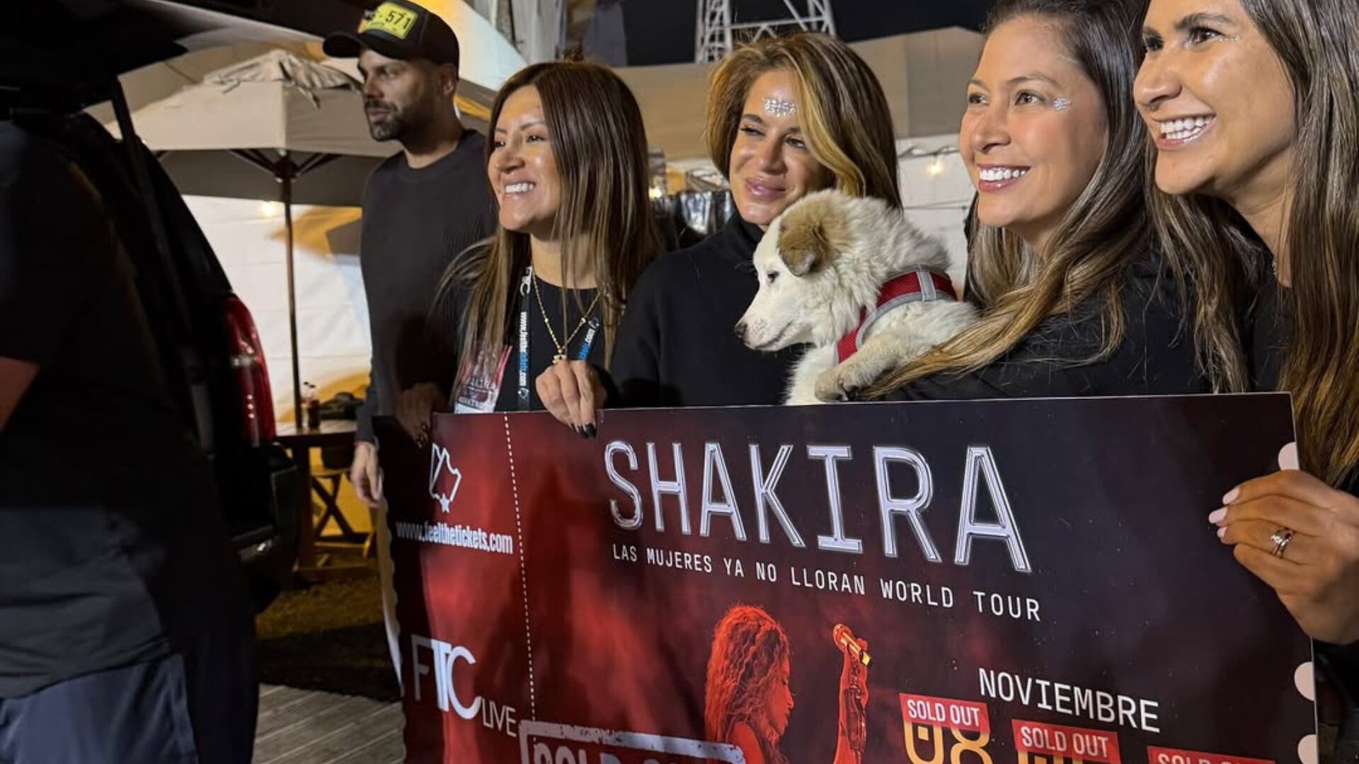 Equipo de Shakira enterneció con la adopción de un perro callejero durante las presentaciones de ‘Las mujeres ya no lloran’ en Ecuador