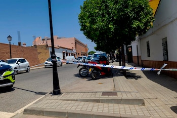 Imagen de la Avenida de la Estación de Gerena (Sevilla), donde poco antes de las 14:30 horas han sido encontrados muertos un hombre y una chica joven, en circunstancias que se están investigando. EFE/Fermín Cabanillas