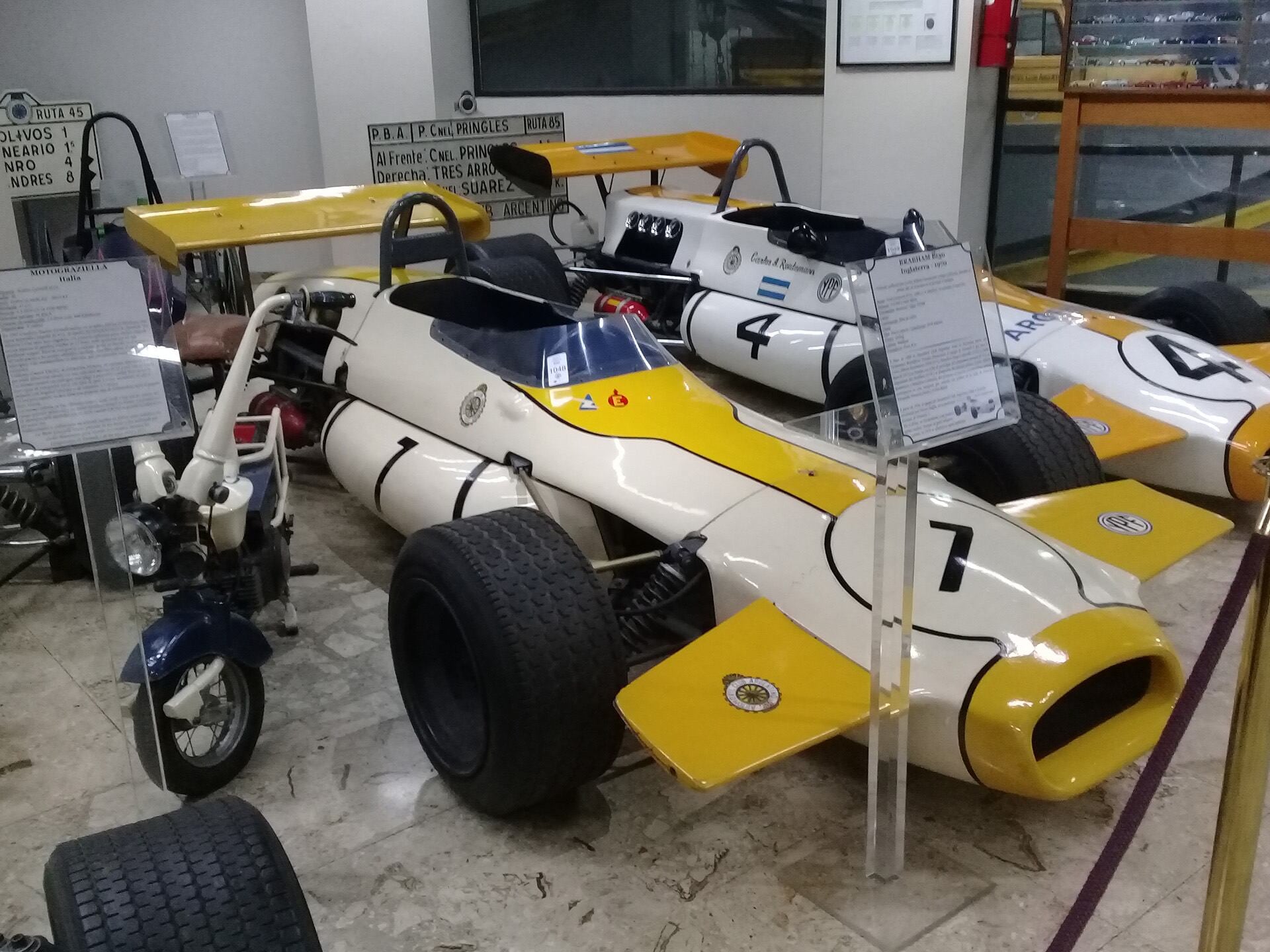 En primer plano el Brabham BT 30 con el que Reutemann corrió sus primeras carreras en la F-2 Europea. A su izquierda el BT 36 y a su derecha la pequeña moto que usaba el equipo argentino para moverse en los boxes (Darío Coronel)