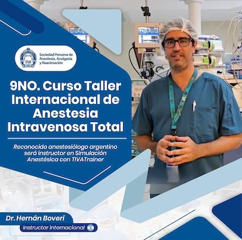 Hombre con uniforme médico y gorro quirúrgico sonríe frente a equipo médico. Superpuesta, información promocional de un curso de anestesia