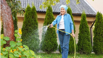 Césped natural o artificial para tu jardín: un experto explica las diferencias y cuál debes elegir