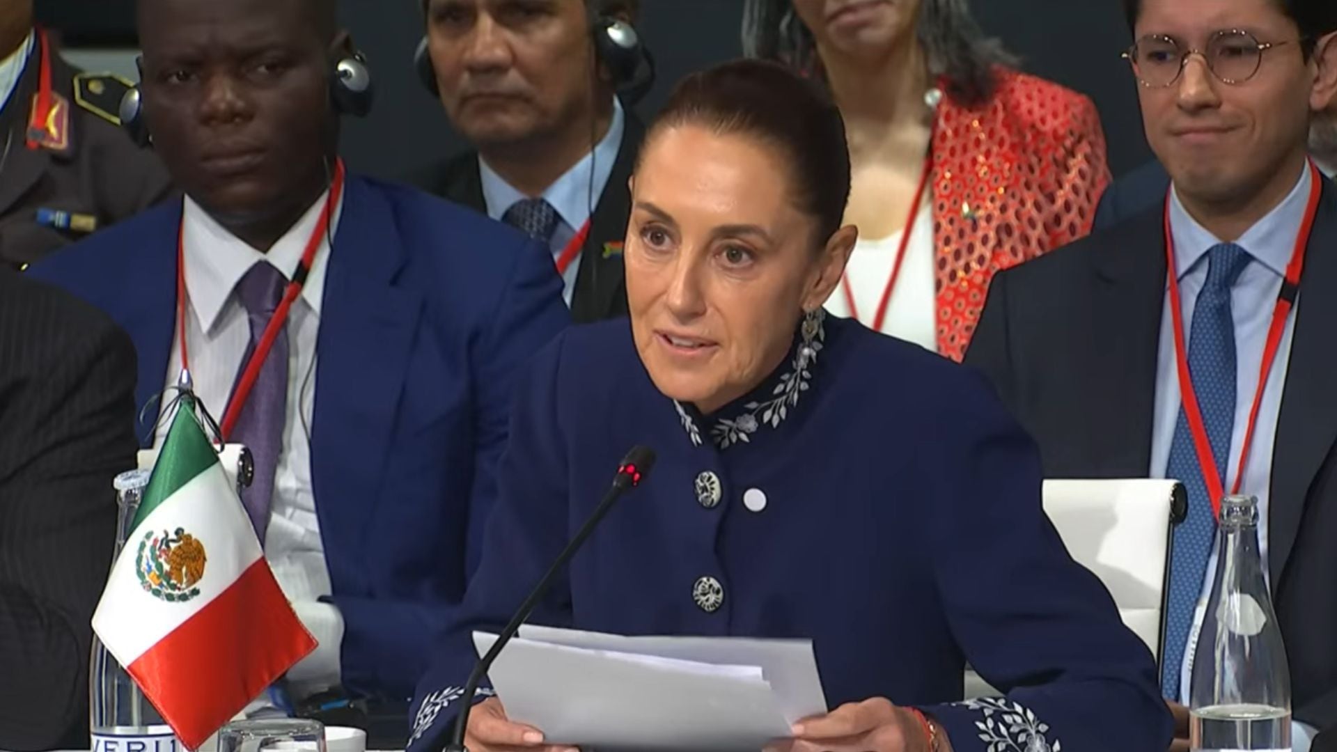 En la IV Cumbre en Defensa de la Democracia, Claudia Sheinbaum llamó a redirigir el 10% del gasto en armamento a la reforestación global. (Captura de pantalla)