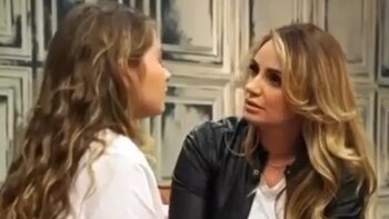 Con lágrimas de su hija