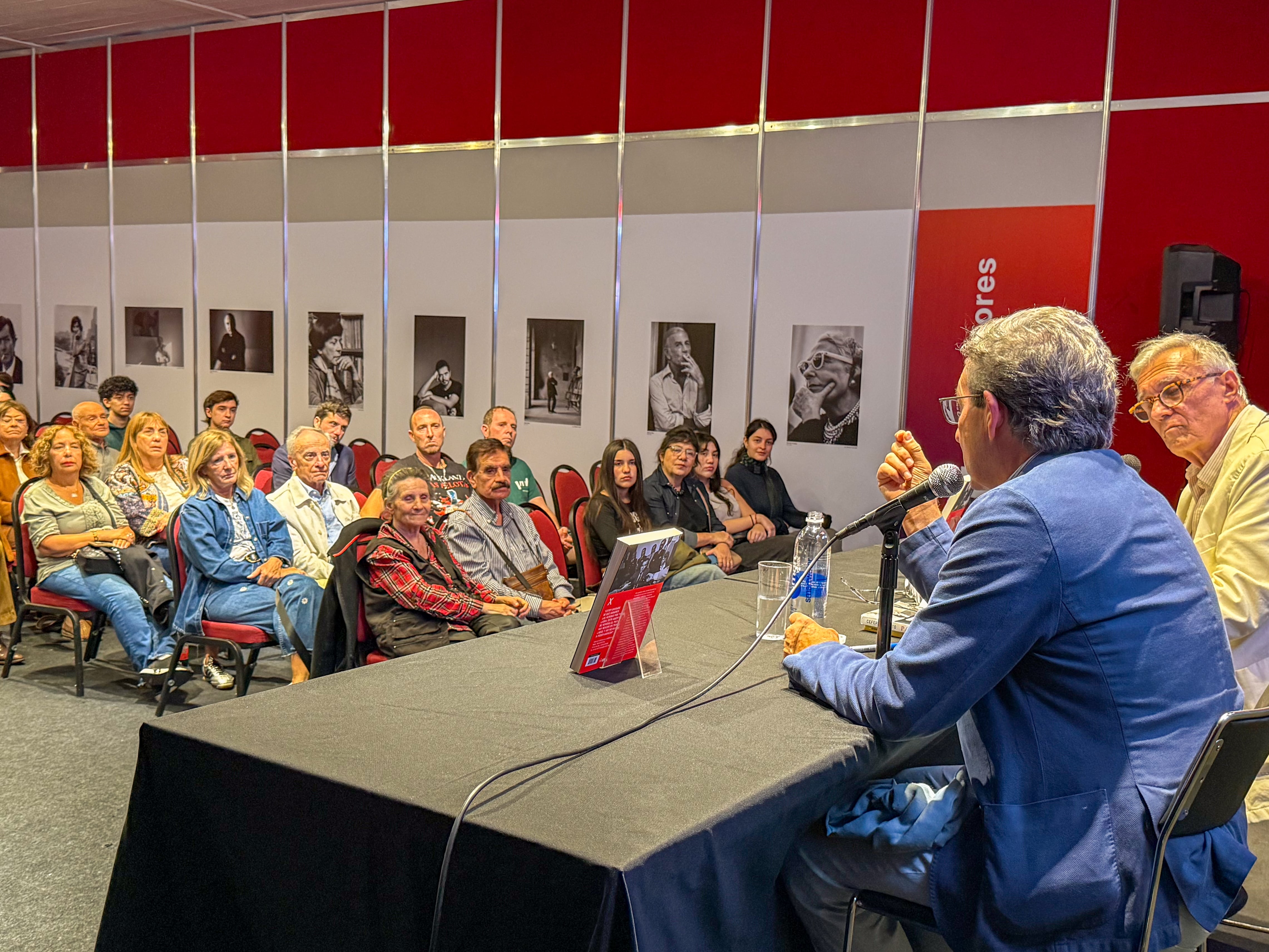 El público siguió con atención la presentación de