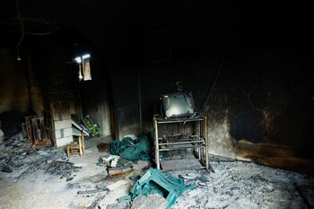 La habitación quedó bastante afectada por las llamas - crédito Stringer / REUTERS