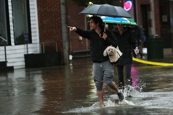 Las tormentas severas en la Costa Este de Estados Unidos provocaron inundaciones repentinas, daños por tornados y cortes de energía en el noreste y el Atlántico medio. (REUTERS/Mike Segar)