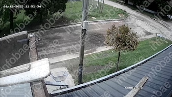 Tropezó al cruzar la calle y todo quedó registrado por una cámara de seguridad: ganó el juicio por una tapa de sumidero mal colocada