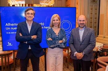 El director médico de Novo Nordisk España, Francisco Pajuelo, el jefe de Servicio de Hematología del Hospital Universitario La Paz, Víctor Jiménez, y la jefa de Sección de Hemostasia en el Hospital Universitario La Paz y presidenta de la Sociedad Española de Trombosis y Hemostasia (SETH), María Teresa Álvarez, durante la presentación de 'Alhemo' (concizumab)