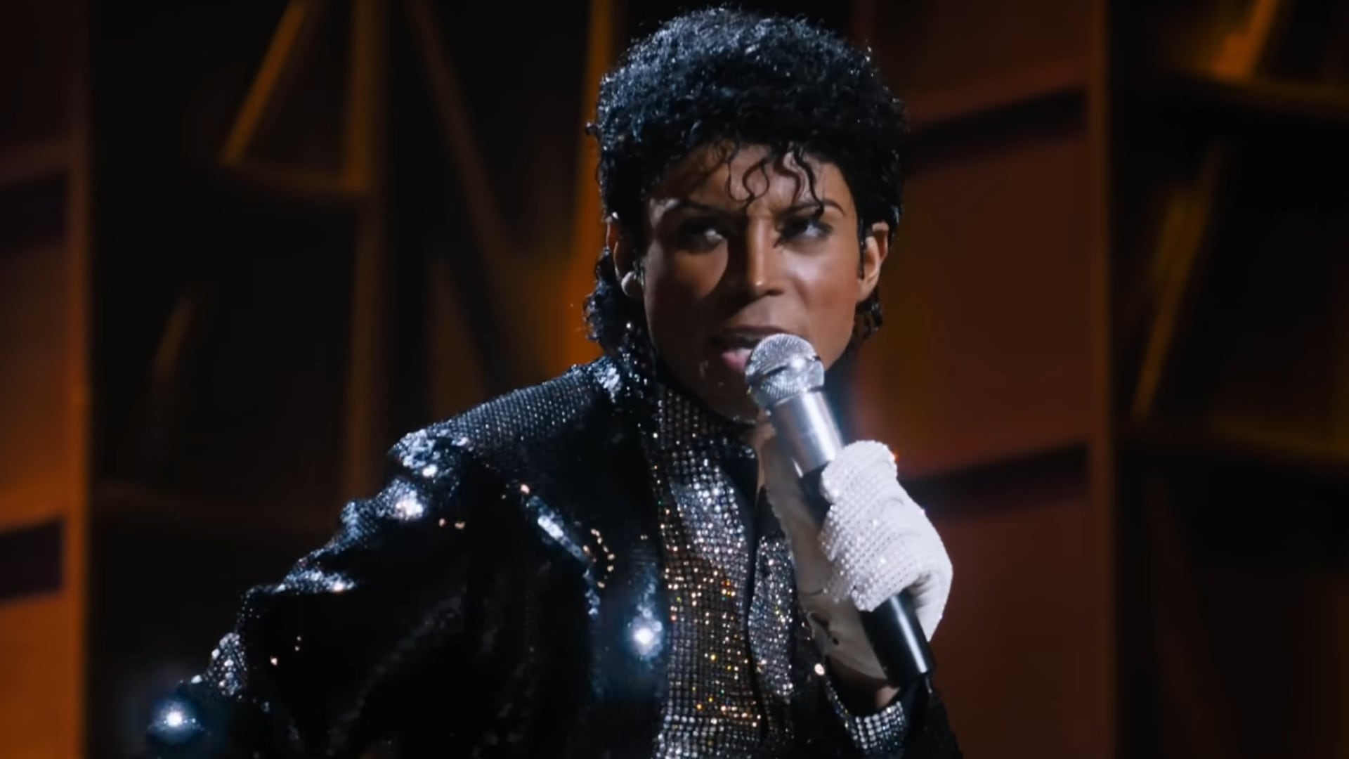 El biopic de Michael Jackson enfrentó cambios y pagos adicionales tras eliminar escenas sensibles. (Captura de tráiler oficial)