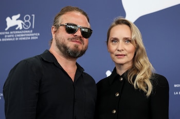Brady Corbet y Mona Fastvold en el photocall de 'The Brutalist' en el Festival de Venecia. REUTERS/Louisa Gouliamaki