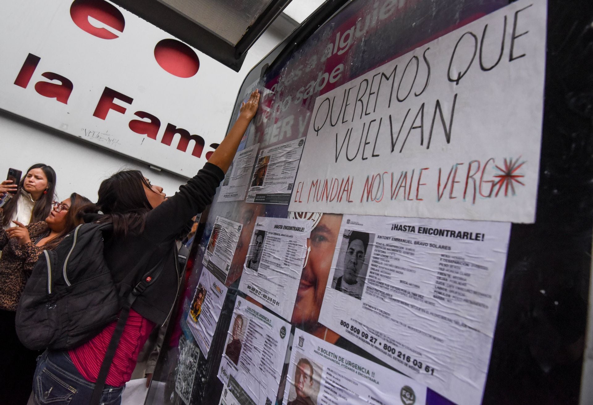 Las familias cubrieron el asfalto y los muros cercanos al Nemesio Diez con fichas de búsqueda, retratos y fotografías de personas desaparecidas. (FOTO: CRISANTA ESPINOSA AGUILAR/CUARTOSCURO.COM)