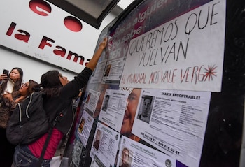 Las familias cubrieron el asfalto y los muros cercanos al Nemesio Diez con fichas de búsqueda, retratos y fotografías de personas desaparecidas. (FOTO: CRISANTA ESPINOSA AGUILAR/CUARTOSCURO.COM)