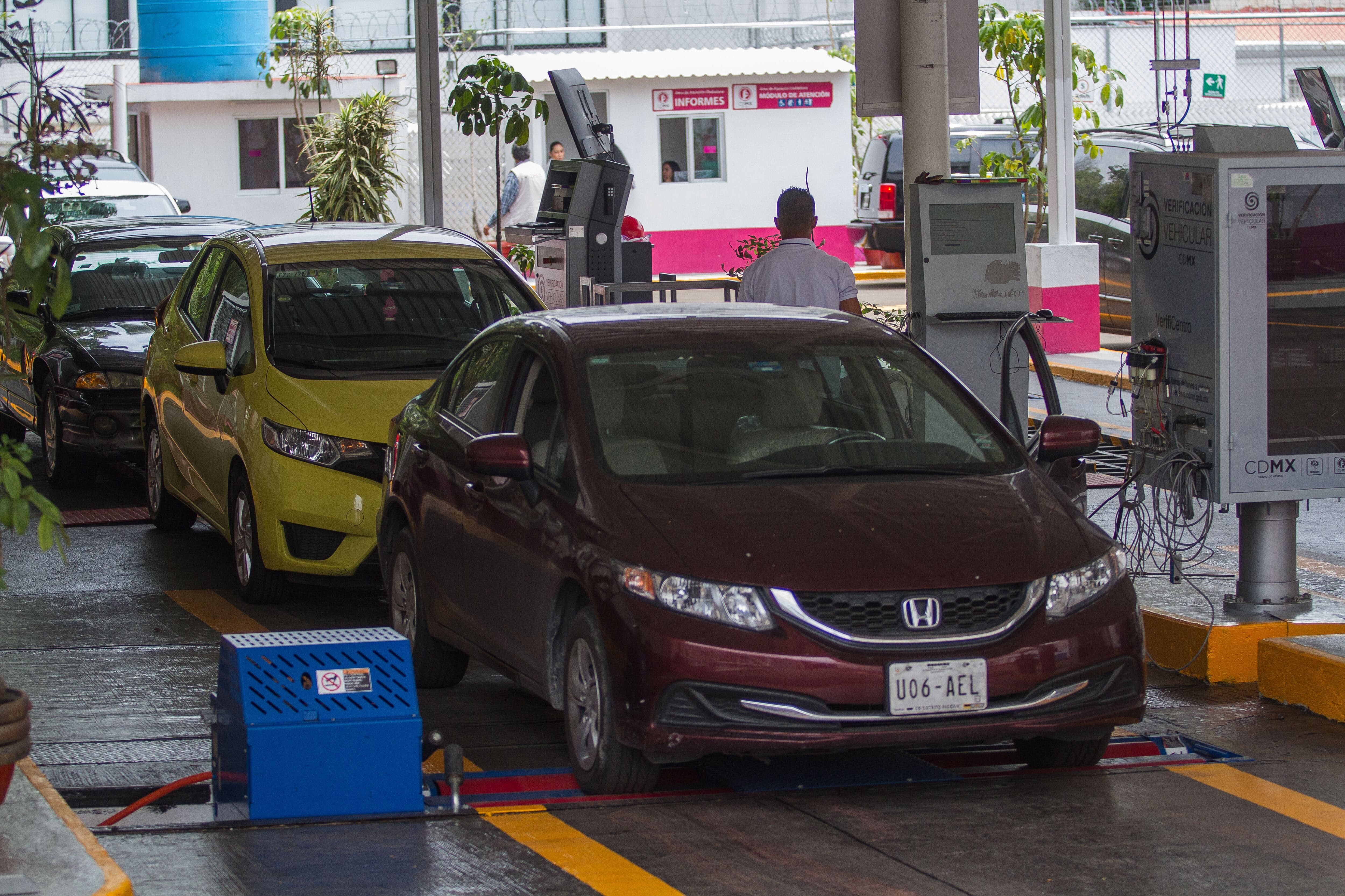 CIUDAD DE MÉXICO, 03JULIO2018.- A partir del 2 de julio, operan 57 Centro de Verificación Vehicular en la Ciudad de México, para certificar los casi cinco millones de vehículos registrados en la capital del país. Desde el primer día hubo enojo de los automovilistas ya que falló el sistema con el que se realizan las verificaciones. FOTO: ISAAC ESQUIVEL /CUARTOSCURO.COM