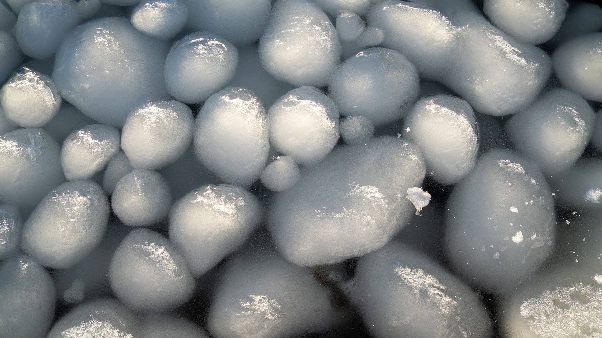 Así se veían las esferas de hielo que cubrían el Lago Melliza Superior en Caviahue-Copahue