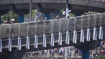 Miles de personas esperan a