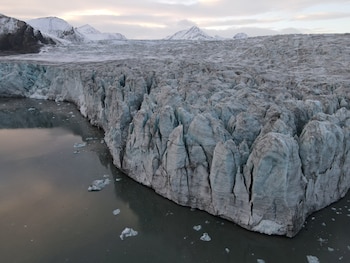 Estos lagos ocultos pueden cambiar la velocidad y dirección del hielo, influyendo en la dinámica y el balance de masa de los glaciares (REUTERS/Natalie Thomas)