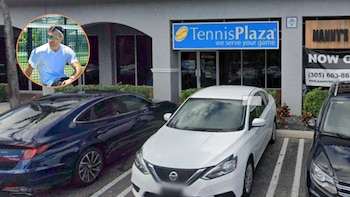 Fachada de una tienda Tennis Plaza con automóviles estacionados en Doral y un círculo superpuesto que muestra a un hombre en una cancha de tenis