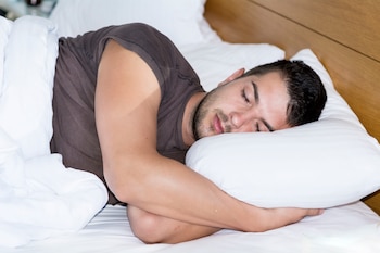 Hombre durmiendo. (Magnific)