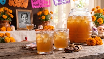 Así se prepara el agua fresca de tamarindo que gusta a grandes y chicos y que puedes incluir en tu ofrenda de Día de Muertos