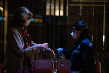 Voluntarios de Cascos Blancos higienizan