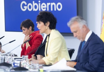 29/09/2026 (I-D) La ministra de Vivienda y Agenda Urbana, Isabel Rodríguez; el vicepresidente primero y ministro de Economía, Comercio y Empresa, Carlos Cuerpo; la ministra de Inclusión; Seguridad Social y Migraciones y portavoz del Gobierno, Elma Saiz; y el ministro de Política Territorial y Memoria Democrática, Ángel Víctor Torres; durante la rueda de prensa posterior al Consejo de Ministros, a 29 de septiembre de 2026, en Madrid (España). El Gobierno ha aprobado este martes en Consejo de Ministros dos reales decretos de vivienda que incluyen la protección frente a los desahucios ampliada hasta 2030; la regulación de alquiler de temporada y habitaciones; la prohibición de la compra por 'fondos buitre' hasta el 2028 y la prórroga de dos años de los contratos en vigor que finalizan antes del 31 de diciembre de 2028, entre otras cuestiones.
POLITICA
Eduardo Parra - Europa Press
