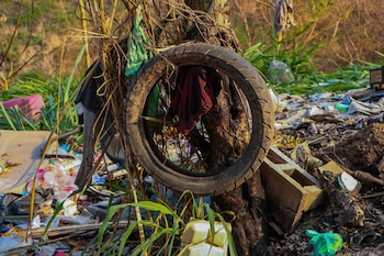 Se han retirado más de 11 mil toneladas de desechos de 211 kilómetros de ríos y quebradas, además de limpiar 58 mil tragantes y podar 12 mil árboles para reducir riesgos. (Foto cortesía Desechos Sólidos San Salvador)