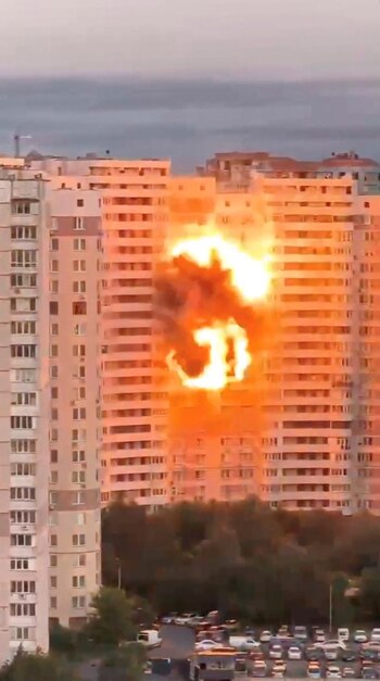 Un dron explota, creando una