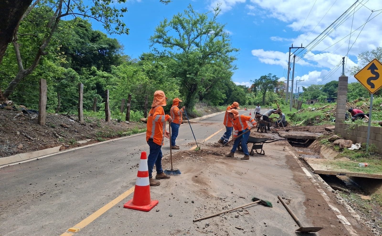 La tormenta tropical Cristina ha dejado 23 emergencias atendidas en El Salvador, con caída de árboles, deslizamientos y derrumbes en distintas carreteras. (Foto: FOVIAL)