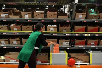 Una trabajadora clasifica productos cosméticos