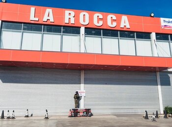 Establecimientos como Suplax, Shopping Center New World y Plaza Hope enfrentan cierres por incumplimientos estructurales, según el Ministerio de Vivienda de República Dominicana. Foto: DiarioDigitalRD