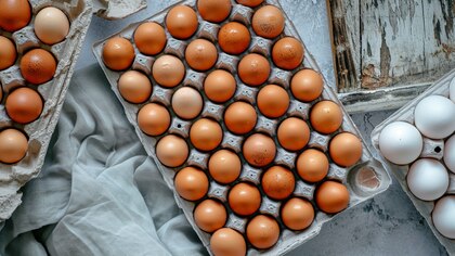 Por qué los huevos marrones cuestan más que los blancos