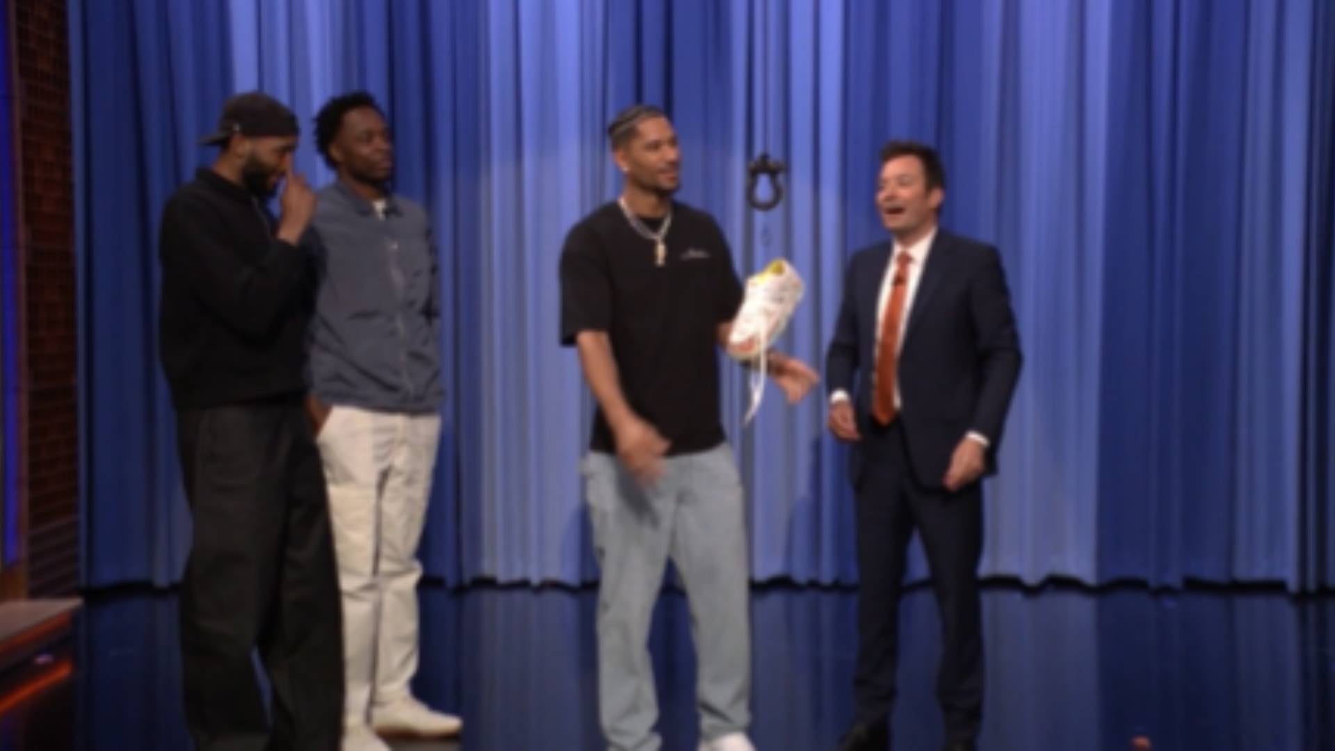 El Tonight Shoe quedó colgado en el estudio de 30 Rock como recuerdo del campeonato de los New York Knicks en la NBA (The Tonight Show Starring Jimmy Fallon)