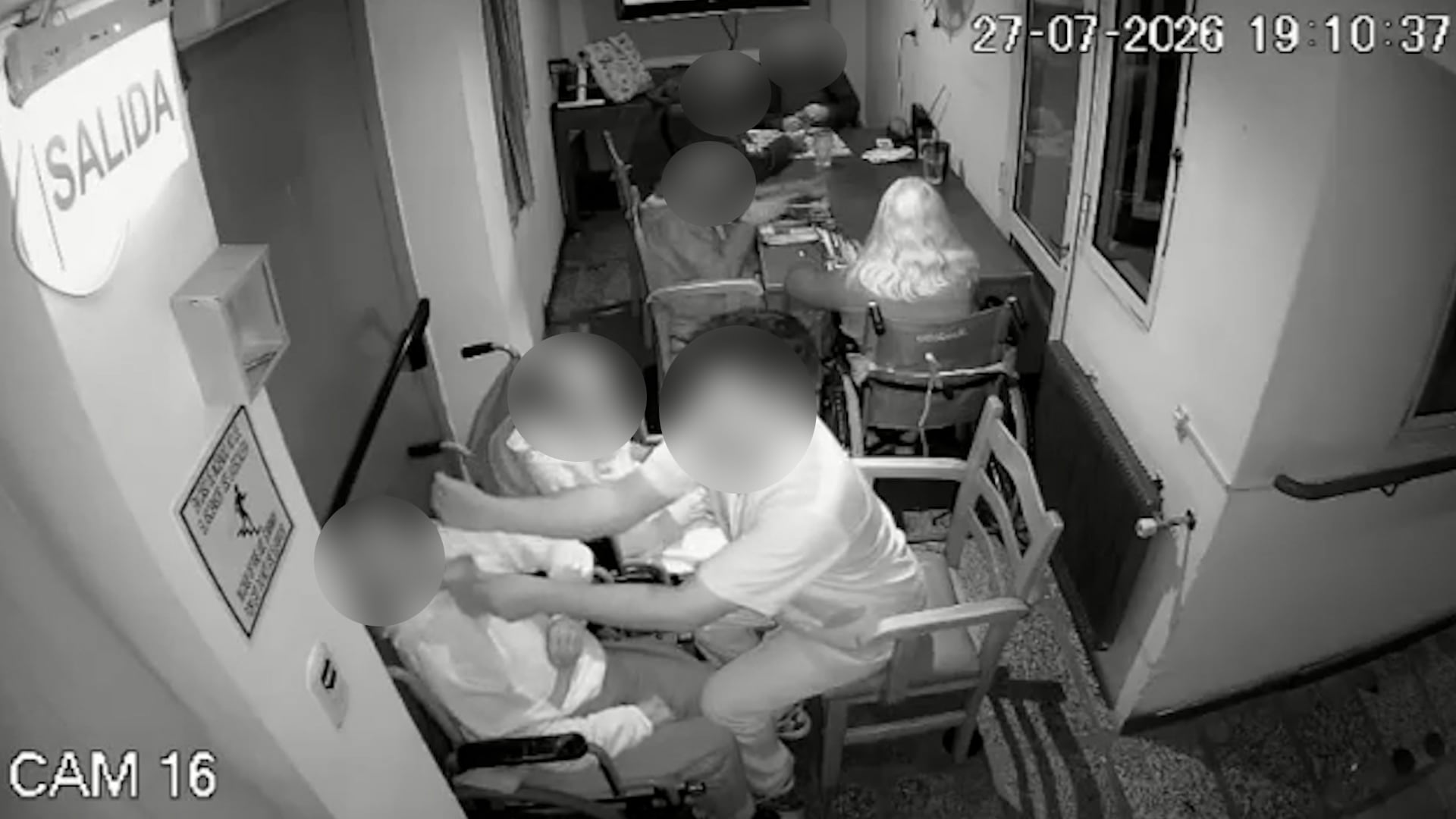 El hombre golpea con una cuchara a la mujer mientras le da de comer
