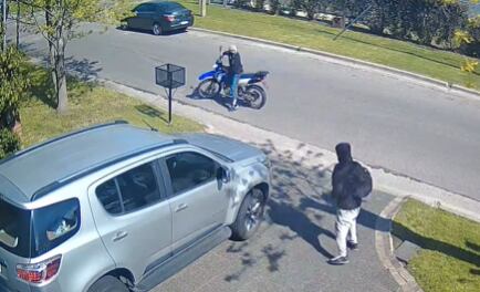 Las cámaras de seguridad registraron el momento en que dos personas intentaron llevarse la moto de Juan Bazterrica con su perro arriba