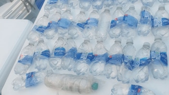 Las autoridades decomisaron 39 botellas de licor destilado de fabricación artesanal, además de cigarrillos, encendedores, hojas de afeitar y otros objetos prohibidos - Créditos: INPE.