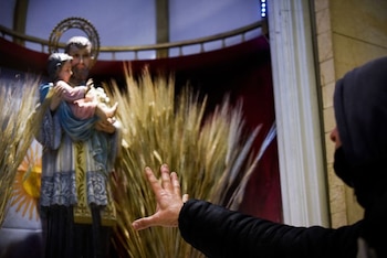 San Cayetano se celebra cada 7 de agosto y convoca a miles de fieles que piden pan, trabajo y asistencia espiritual (REUTERS/Mariana Nedelcu)
