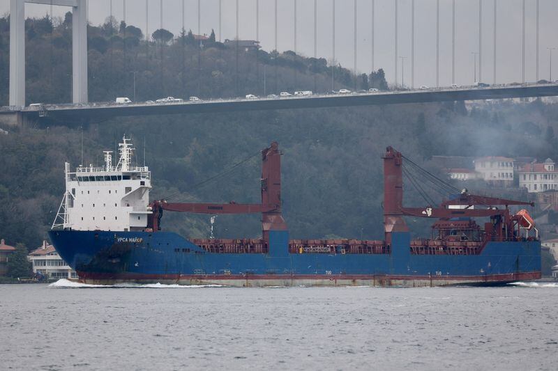 FOTO DE ARCHIVO: El carguero ruso Ursa Major transita por el Bósforo en Estambul, Turquía, el 11 de abril de 2023. REUTERS/Yoruk Isik/Fotografía de archivo