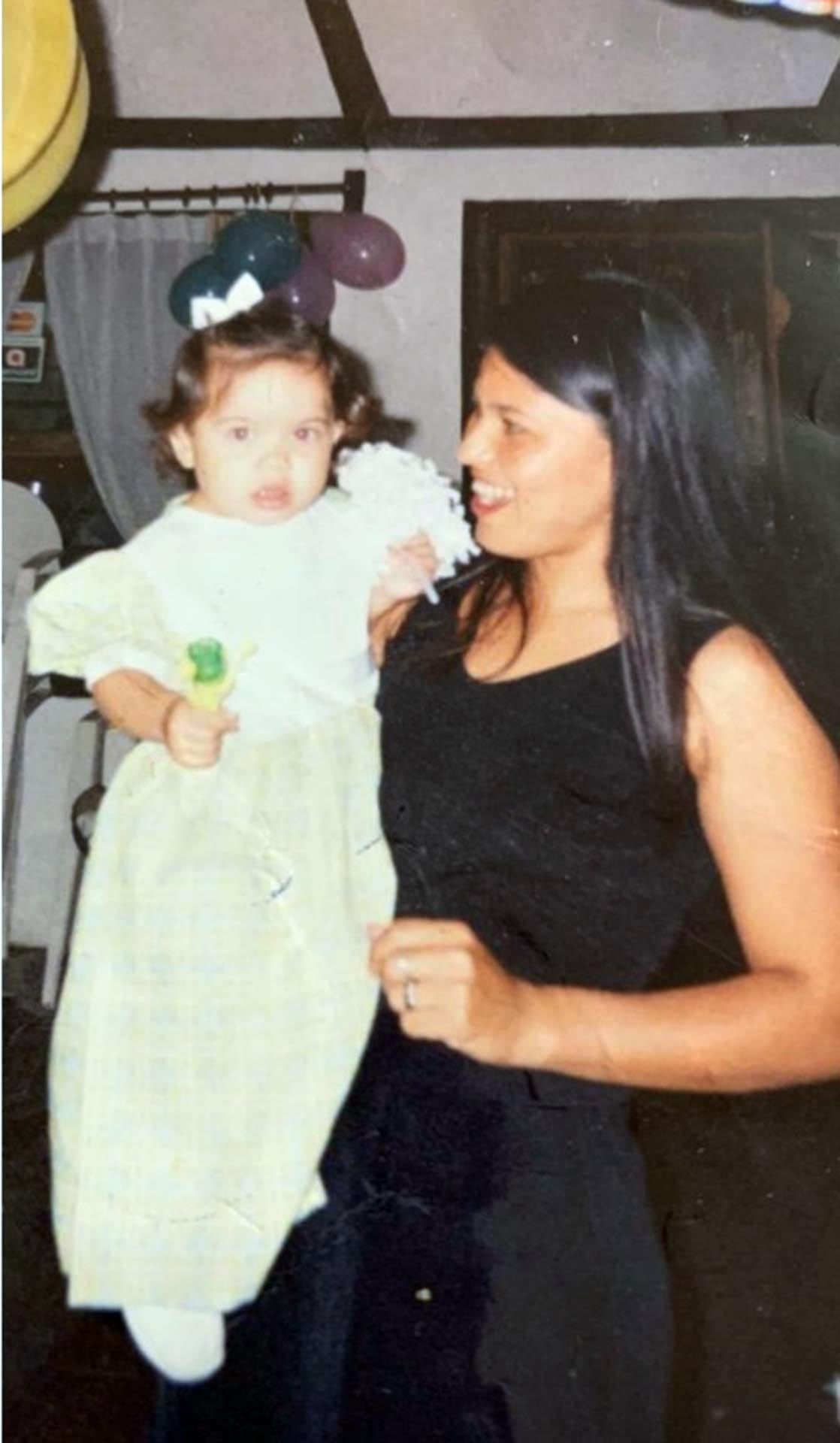 Colaboraciones con artistas como Callejero Fino, Tini y Wisin fortalecieron la presencia internacional de Emilia Mernes en rankings de Argentina, España y Estados Unidos