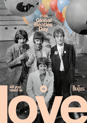 Fotografía en blanco y negro de los cuatro miembros de The Beatles, con Paul McCartney arrodillado. Globos y la palabra 'love' sobre la imagen