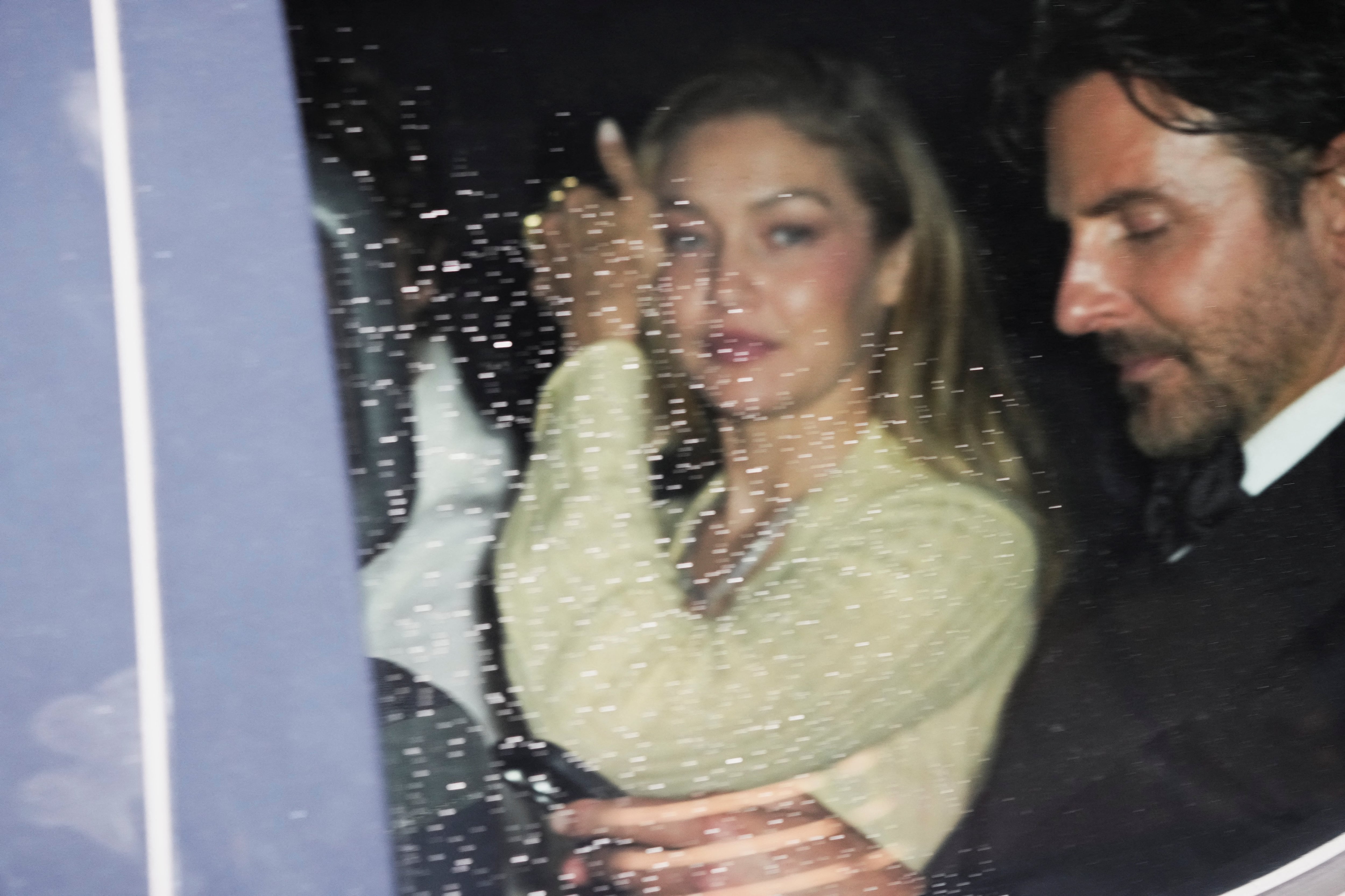 Gigi Hadid y Bradley Cooper fueron parte de la lista de invitados a la boda de Taylor Swift y Travis Kelce. (REUTERS/Bing Guan)