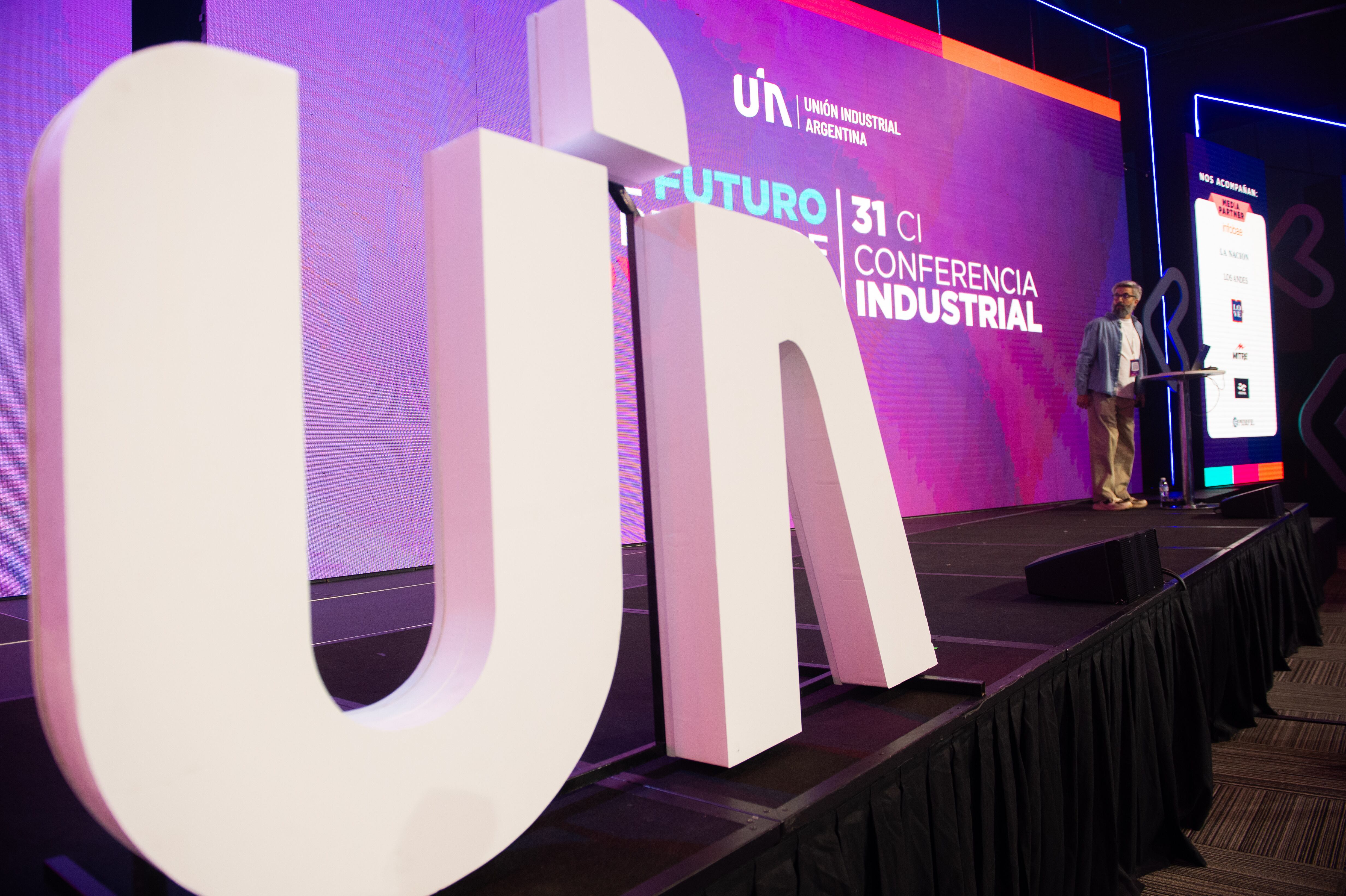 Martín Redrado aseguró ante industriales que la política cambiaria que se necesita es acumular reservas