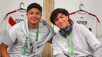 Matías Zegarra y Bassco Soyer en los vestuarios durante la previa de un partido de la selección peruana. - Crédito: FPF