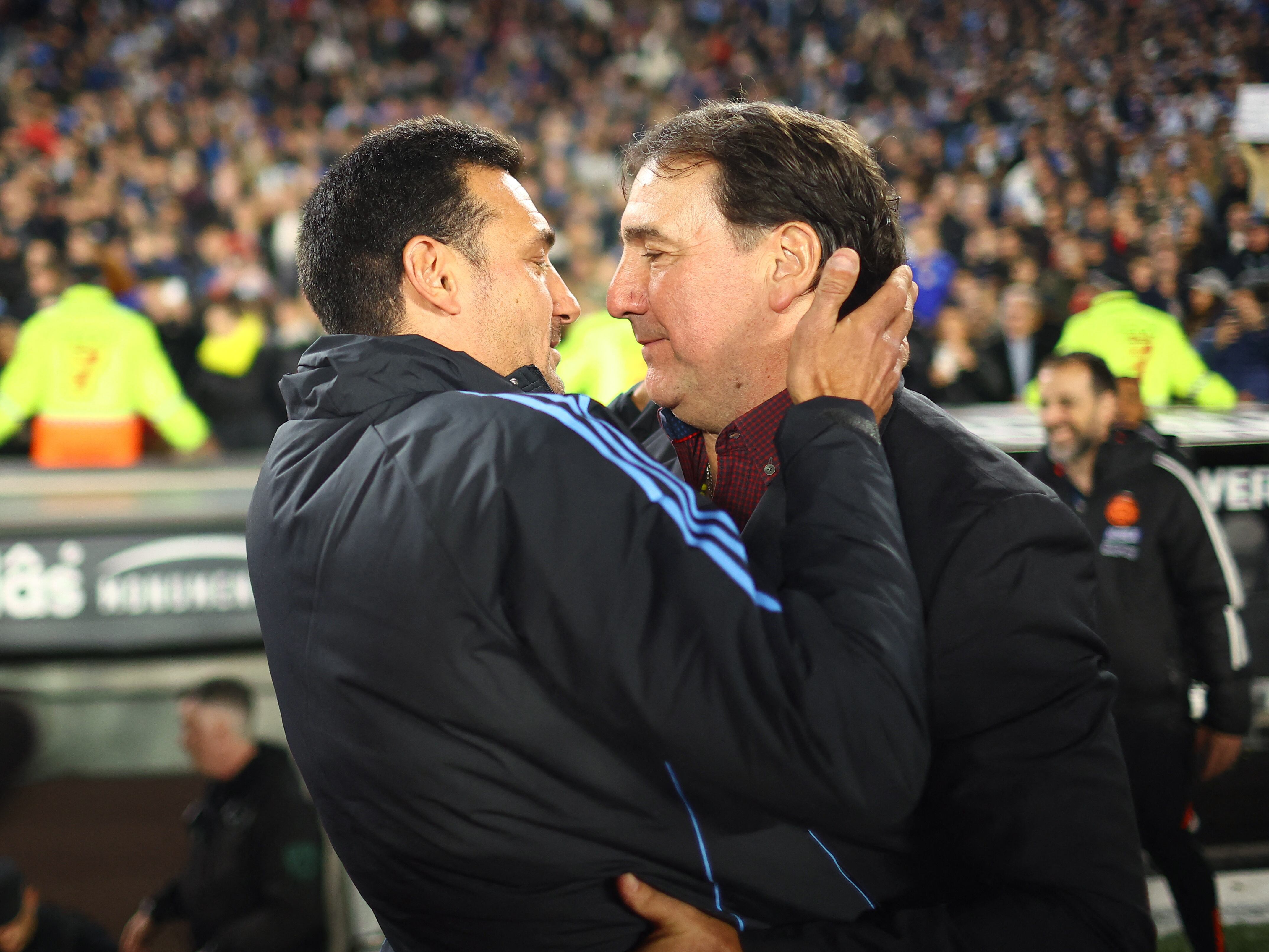Abrazo de Scaloni y Néstor Lorenzo antes del partido (REUTERS/Agustin Marcarian)