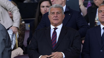 Joan Laporta recibe el alta y abandona el hospital tras superar una arritmia